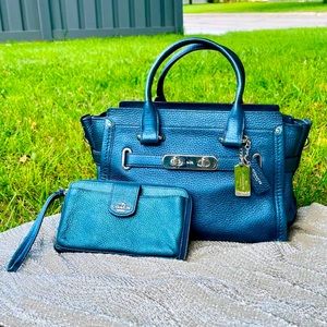 Authentic Coach Swagger Purse and wallet set!